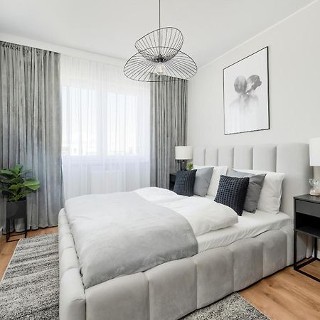 Piekny Apartament Wichrowa - 2 Sypialnie Free Garage Wroclaw By Noclegi Renters Bagian luar foto
